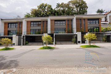 Compre Casa com 4 Quartos, 279 m² por R$ 1.980.000 em América, Joinville - SC.
